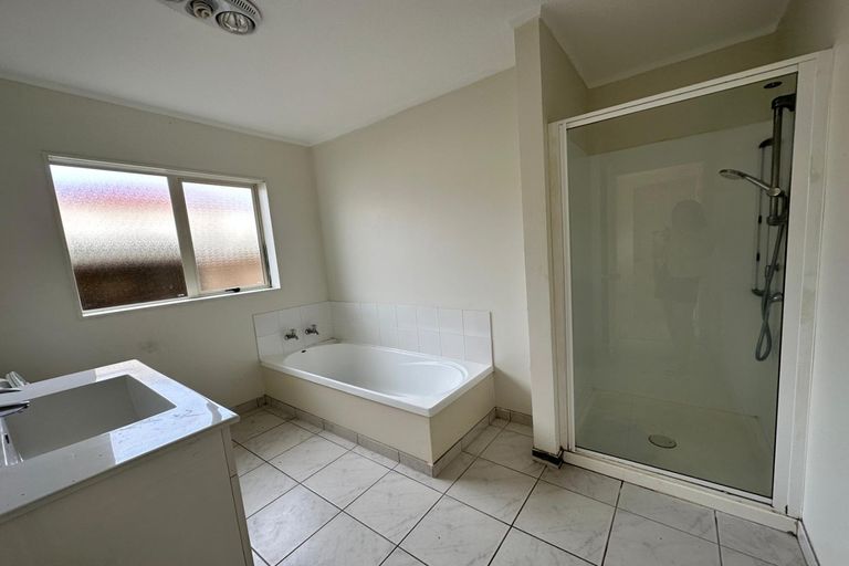 Photo of property in 32 Frank Bunce Grove, Flat Bush, Auckland, 2019