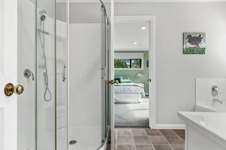 Photo of property in 4a Pounamu Avenue, Greenhithe, Auckland, 0632