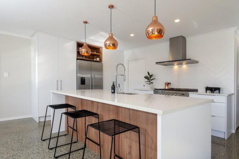 Photo of property in 15 Vogwill Road, Kumeu, 0810