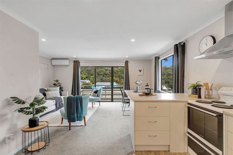 Photo of property in 64 Omapere Street, Whitby, Porirua, 5024