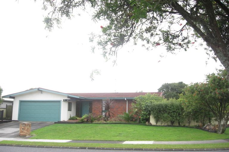Photo of property in 1 Tupaki Place, Pakuranga Heights, Auckland, 2010
