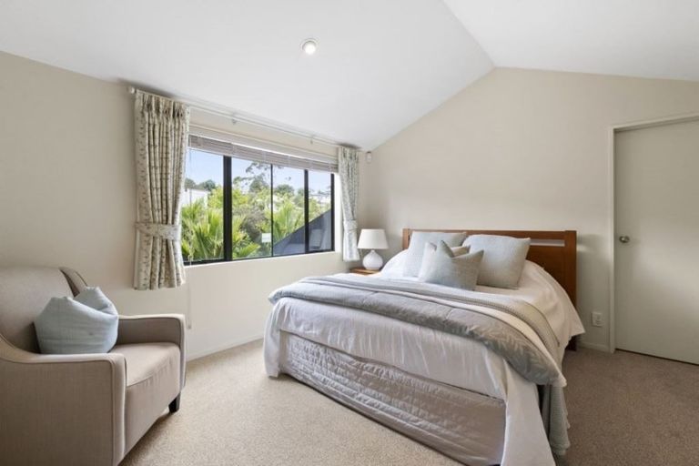 Photo of property in 9/8 Tobago Place, Sunnynook, Auckland, 0620