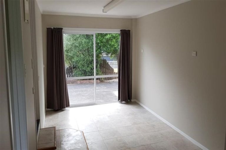 Photo of property in 2/4202a Great North Road, Glendene, Auckland, 0602