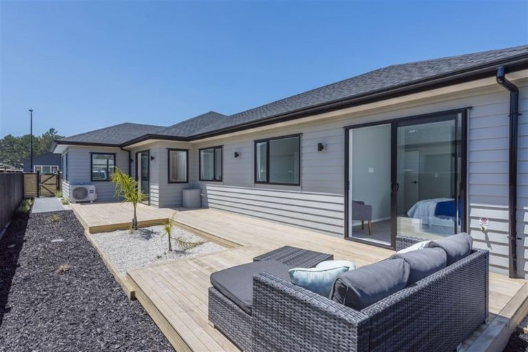 Photo of property in 12 Vinistra Road, Kumeu, 0810