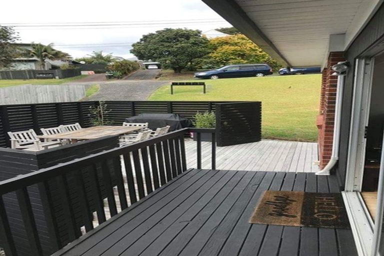 Photo of property in 1/20 Penning Road, Castor Bay, Auckland, 0620
