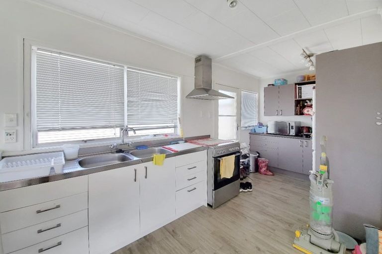 Photo of property in 1/802 East Coast Road, Oteha, Auckland, 0630