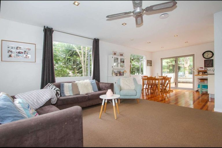 Photo of property in 96 Millbrook Road, Sunnyvale, Auckland, 0612