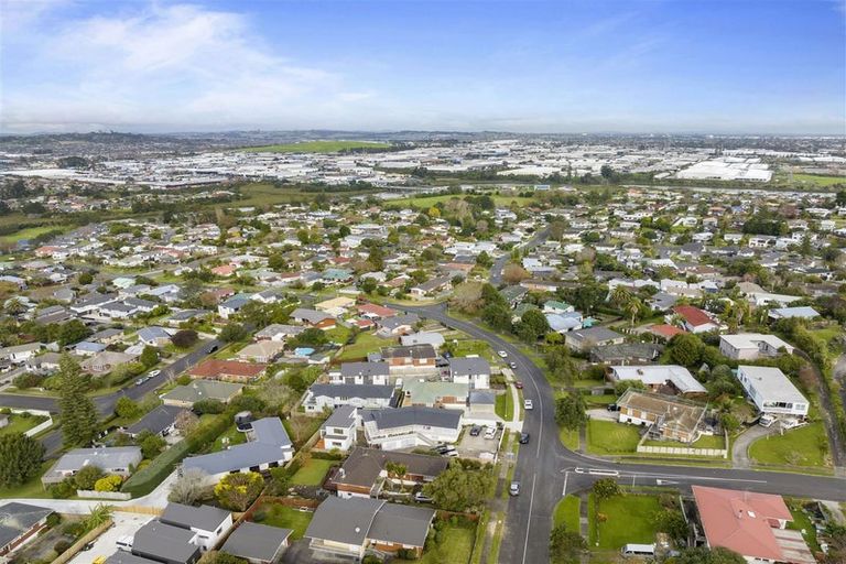 Photo of property in 25 Chatsworth Crescent, Pakuranga Heights, Auckland, 2010