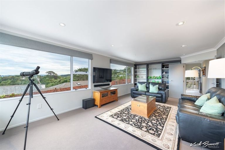 Photo of property in 8 Te Whiti Grove, Korokoro, Lower Hutt, 5012