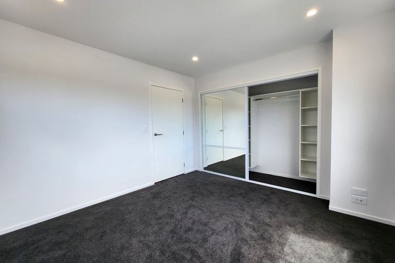 Photo of property in 1/47 Awaroa Road, Sunnyvale, Auckland, 0612