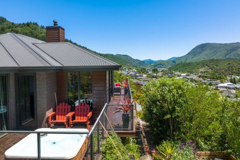 Photo of property in 14 Bell Bird Rise, Picton, 7220