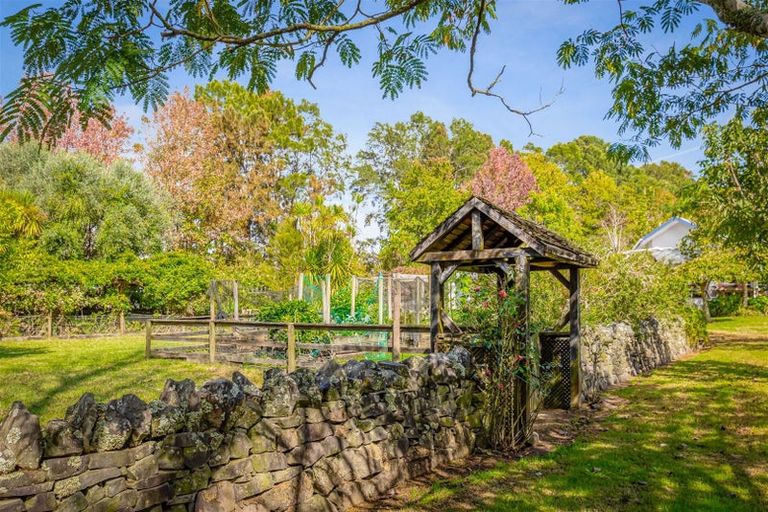 Photo of property in 252 Boord Crescent, Kumeu, 0891