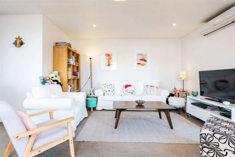 Photo of property in 2/88 Roberts Road, Te Atatu South, Auckland, 0610