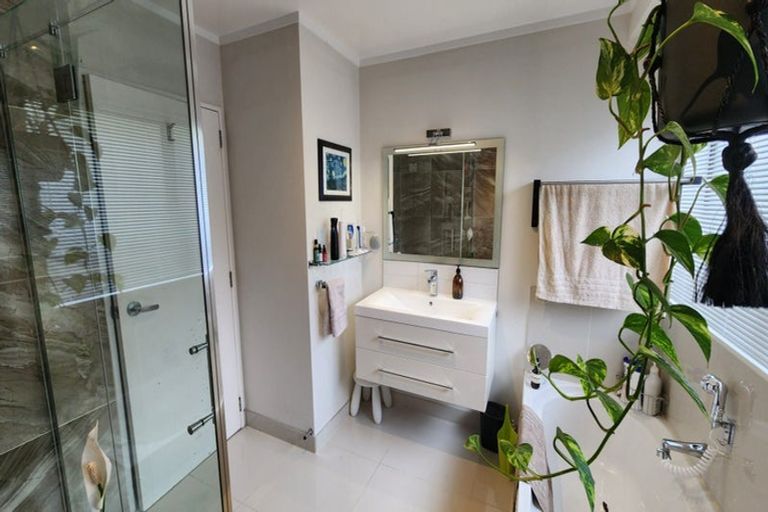 Photo of property in 2 Broadfield Street, Massey, Auckland, 0614