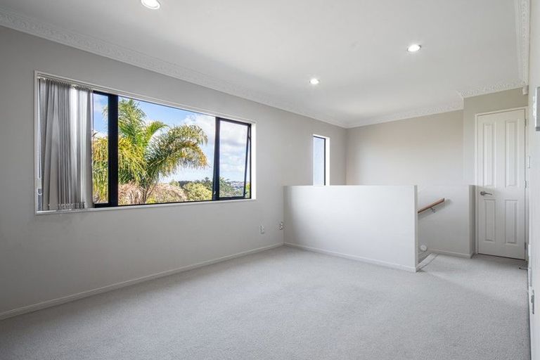 Photo of property in 1 Mana Lane, Pinehill, Auckland, 0632
