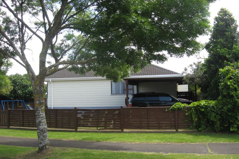 Photo of property in 6 Ngatira Place, Clendon Park, Auckland, 2103