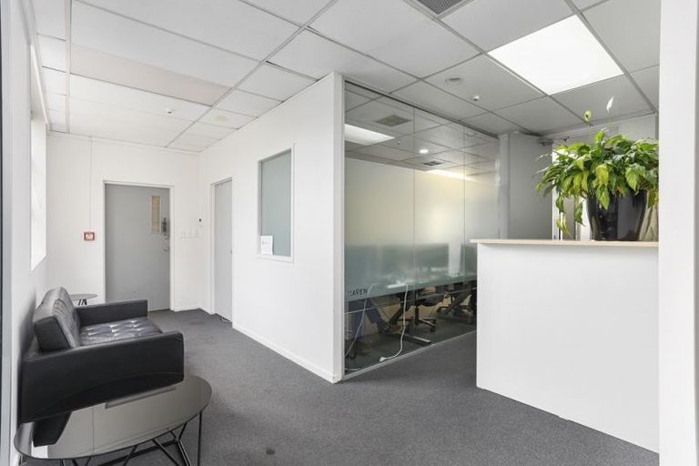 Photo of property in 1/2 College Road, Northcote, Auckland, 0627