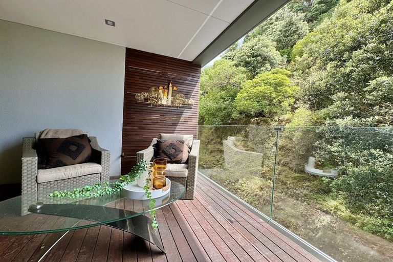 Photo of property in Patent 326 Apartments, 214s/326 Evans Bay Parade, Hataitai, Wellington, 6021