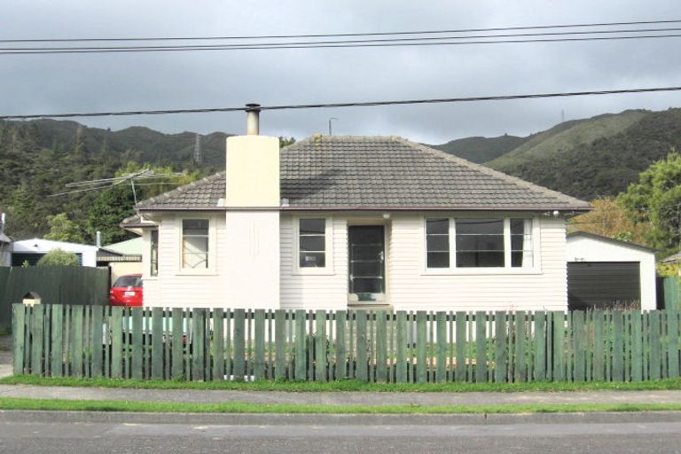 Photo of property in 8 Maru Street, Stokes Valley, Lower Hutt, 5019