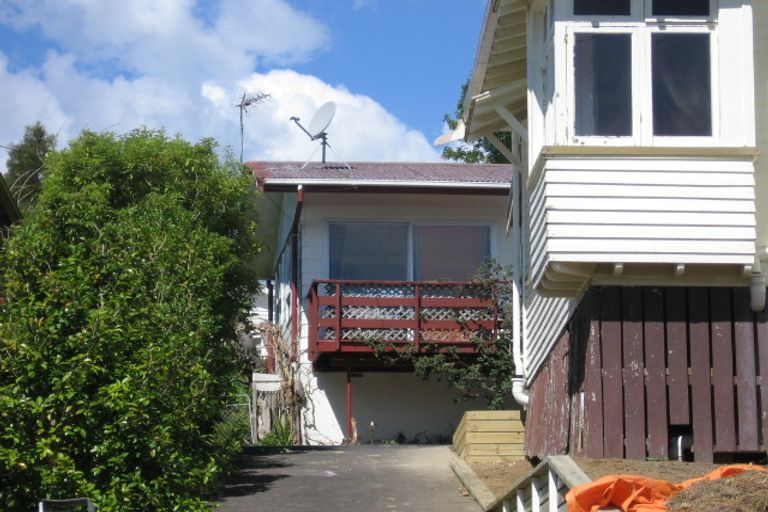 Photo of property in 1/2 Cautley Street, Stanley Point, Auckland, 0624