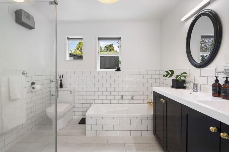 Photo of property in 19 Agincourt Street, Glenfield, Auckland, 0629