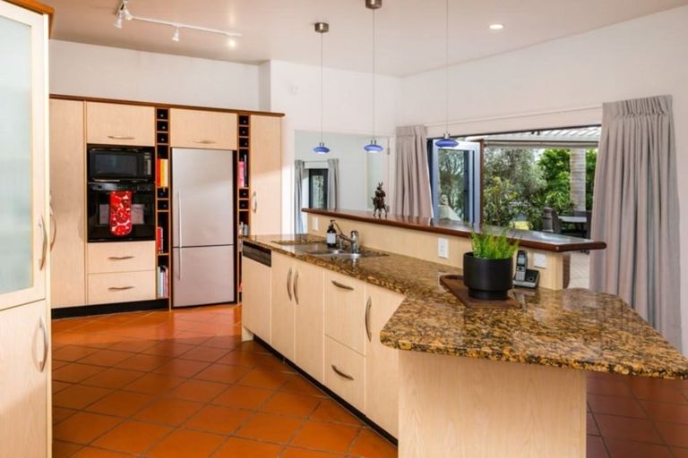 Photo of property in 28 Oakford Park Crescent, Greenhithe, Auckland, 0632