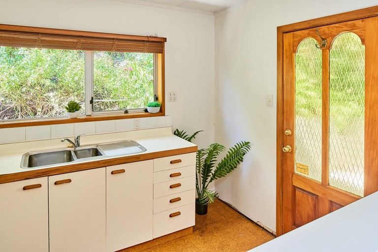 Photo of property in 12 Grays Road, Plimmerton, Porirua, 5026