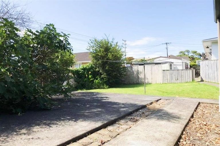 Photo of property in 11 Woodvale Road, Glen Eden, Auckland, 0602