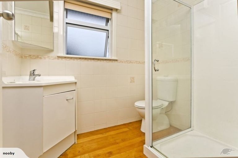 Photo of property in 1/19 Pupuke Road, Takapuna, Auckland, 0622