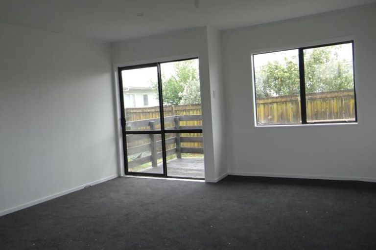 Photo of property in 2/11 De Bloge Place, Clendon Park, Auckland, 2103