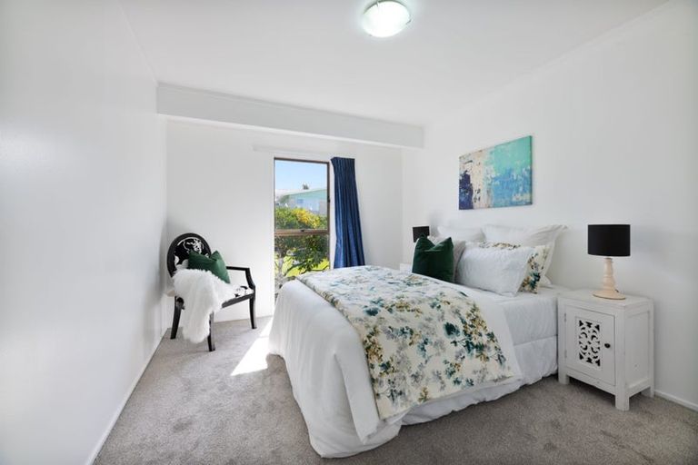 Photo of property in 2/27 Knightsbridge Drive, Forrest Hill, Auckland, 0620