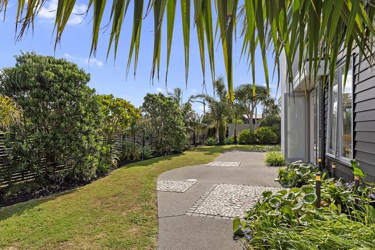 Photo of property in 9 Paraoa Crescent, Omaha, 0986