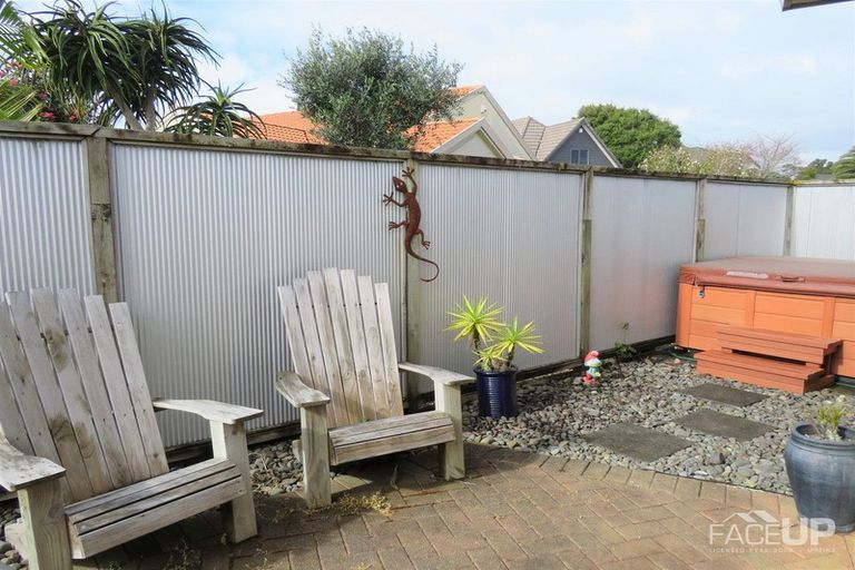 Photo of property in 22 Connemara Court, West Harbour, Auckland, 0618