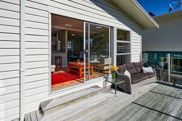Photo of property in 5 Panorama Grove, Harbour View, Lower Hutt, 5010