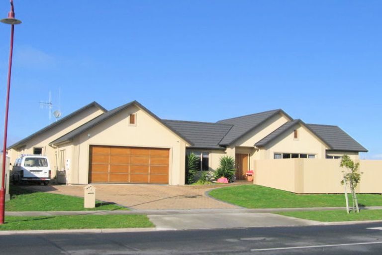 Photo of property in 2 Coleraine Drive, Rototuna, Hamilton, 3210