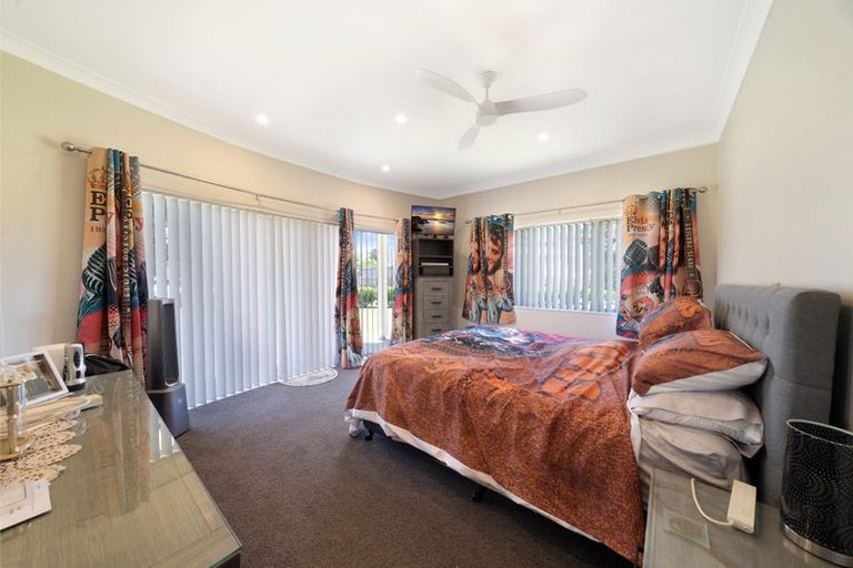 Photo of property in 154 Boord Crescent, Kumeu, 0891