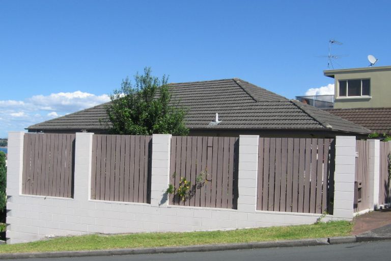 Photo of property in 2/27 Churchill Road, Murrays Bay, Auckland, 0630