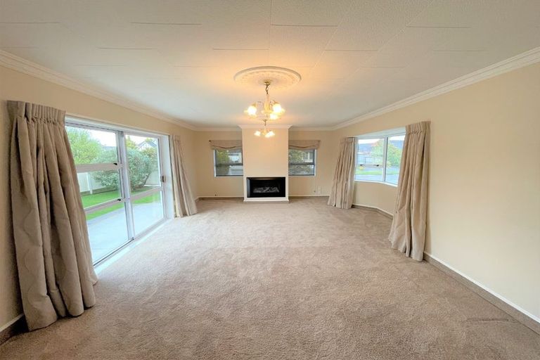 Photo of property in 2 Aitchison Place, Levin, 5510