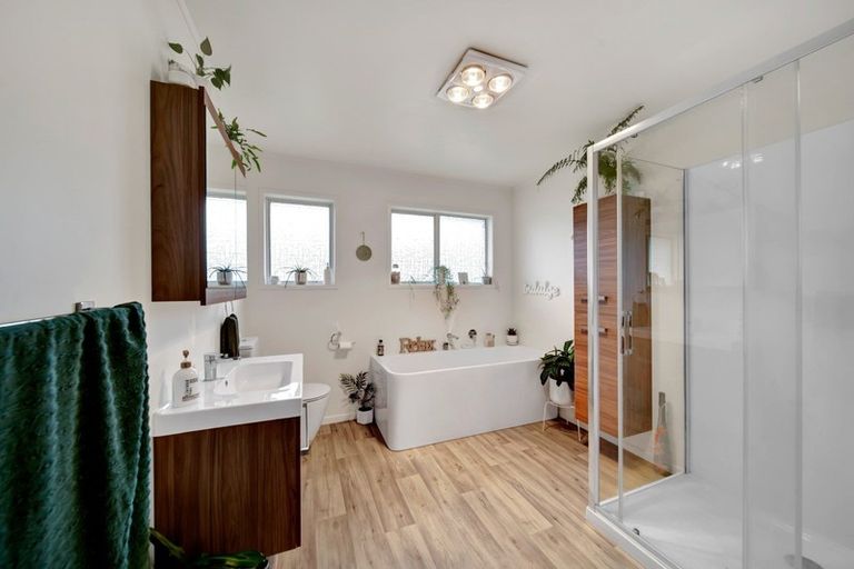 Photo of property in 3 La Salle Drive, Westown, New Plymouth, 4310