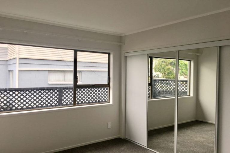 Photo of property in 1/18 Wernham Place, Northcote, Auckland, 0626