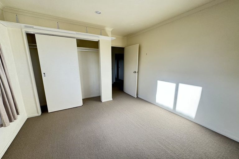 Photo of property in 4 Highgrove Lane, Totara Vale, Auckland, 0632