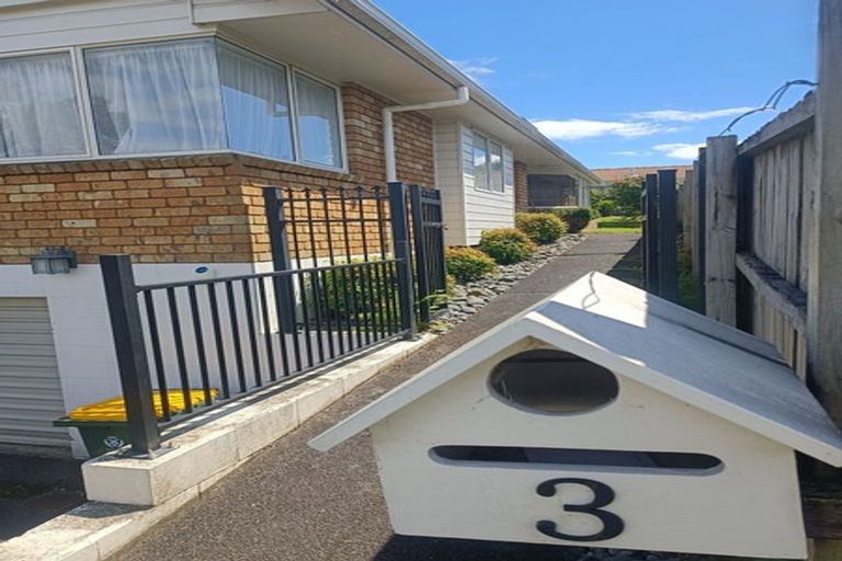 Photo of property in 3/166 Bradbury Road, Botany Downs, Auckland, 2010