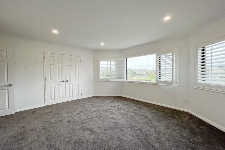 Photo of property in 3 Ballintra Close, Pinehill, Auckland, 0632