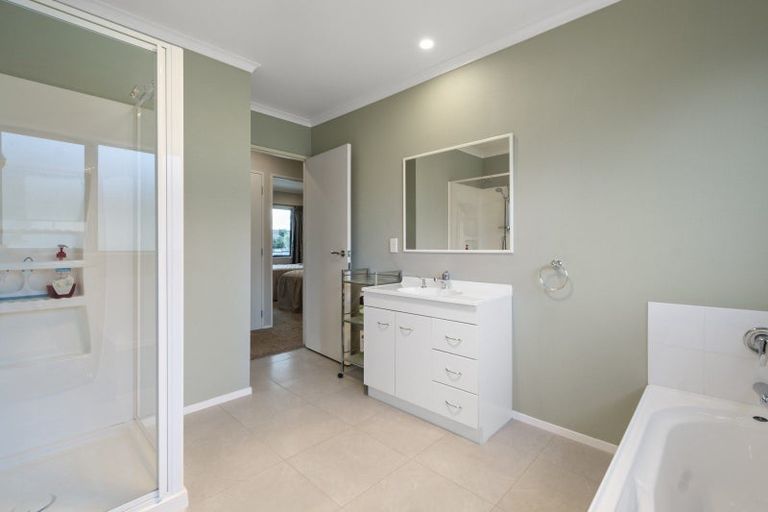 Photo of property in 11 Silkwood Place, Fitzherbert, Palmerston North, 4410