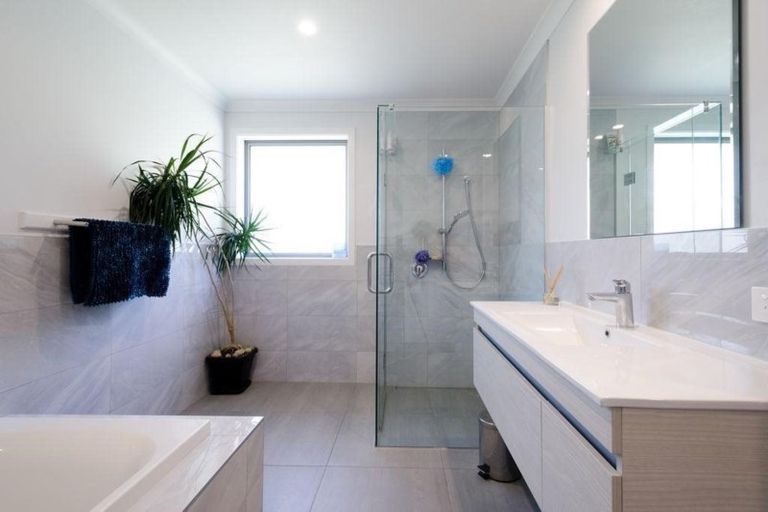 Photo of property in 24b Sunnyvale Road, Swanson, Auckland, 0614