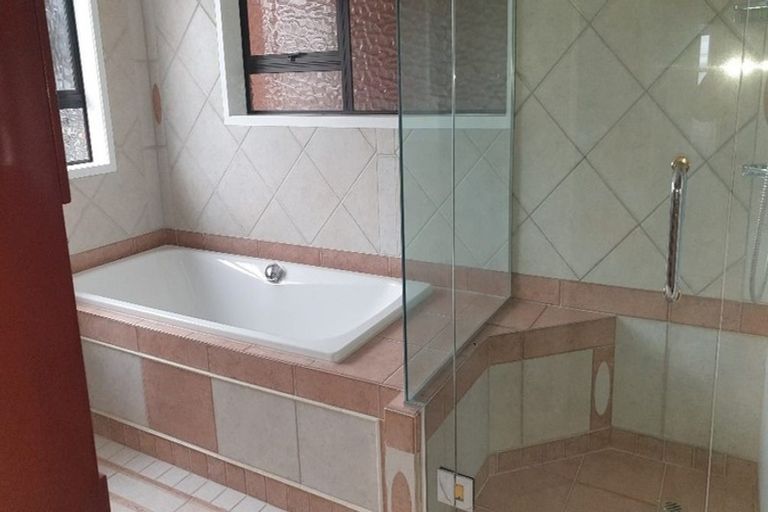 Photo of property in 2/30 Manly Esplanade, Browns Bay, Auckland, 0630