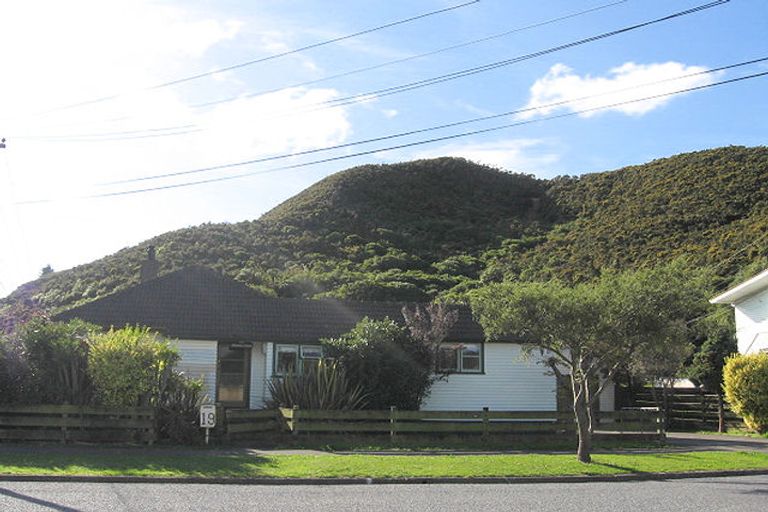Photo of property in 19 Kowhai Street, Naenae, Lower Hutt, 5011