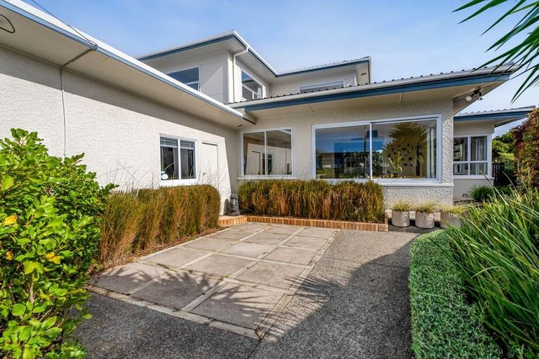 Photo of property in 10 Strandon Place, Strandon, New Plymouth, 4312