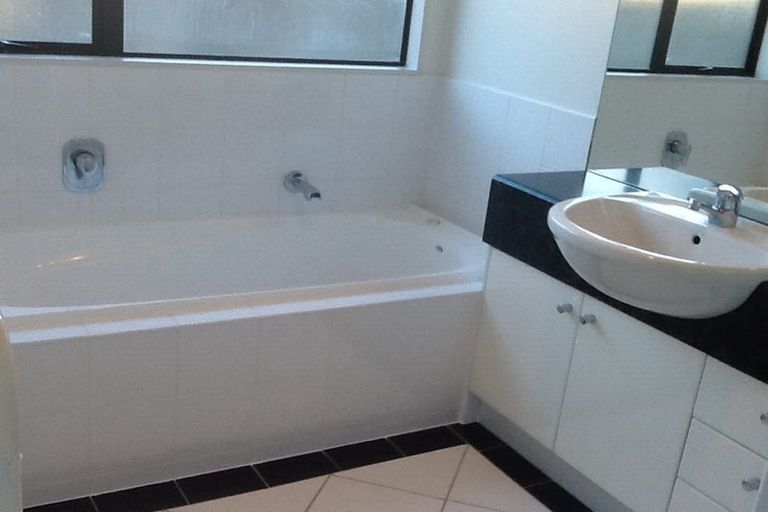 Photo of property in 17 Newinn Crescent, East Tamaki Heights, Auckland, 2016