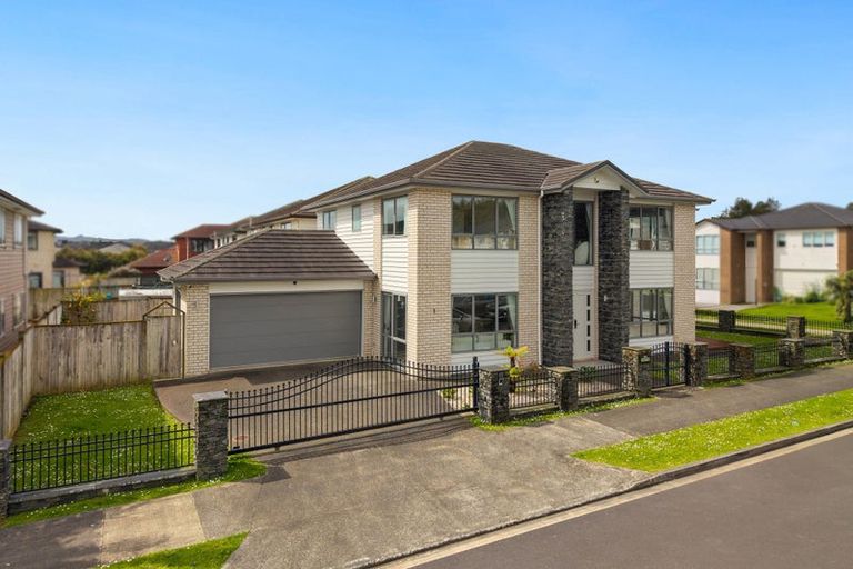 Photo of property in 1 Creggan Crescent, Flat Bush, Auckland, 2019